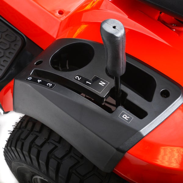 Detailaufnahme eines Rasentraktors mit Gangschaltung