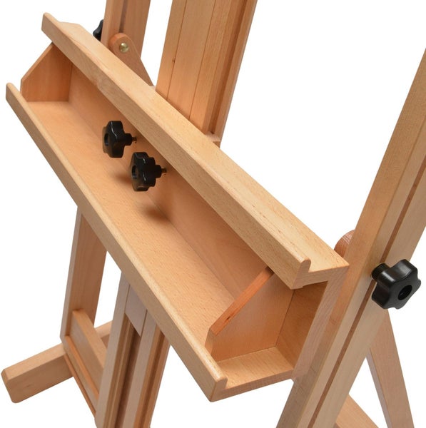 Detailansicht einer Holzstaffelei mit Ablage und Stellschrauben