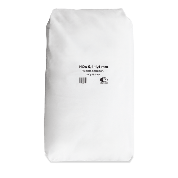 Werksgemisch HQs mit einer Körnung von 0,4 bis 1,4 Millimeter in einem 25 Kilogramm Polyethylen-Sack, Interseroh Logo.
