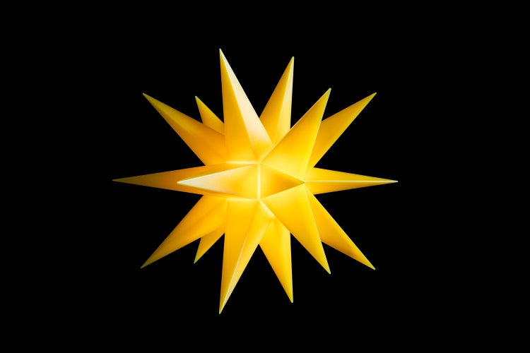 Dekorative Laterne mit LED-Kerze und Metallstruktur auf einem Holztisch