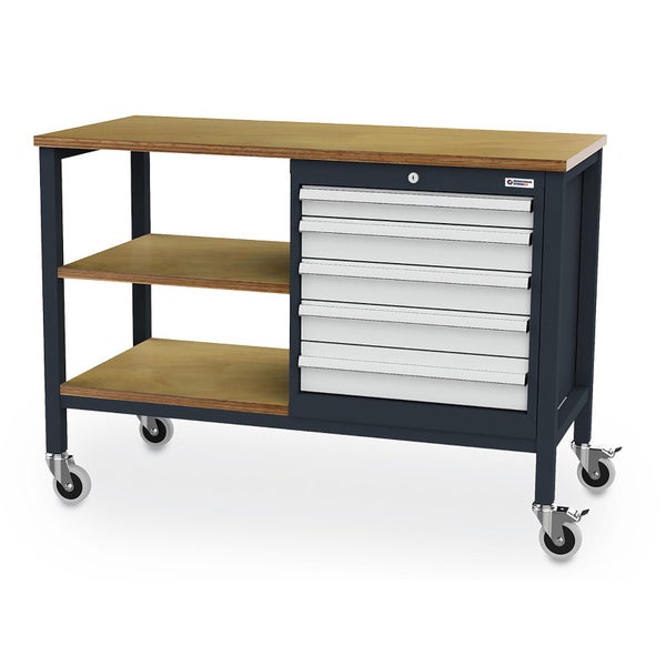 Blühender Storchschnabel im Gartenbeet