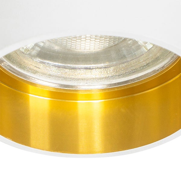 Nahaufnahme eines runden Einbaustrahlers mit goldfarbenem Metallring und strukturierter Linse.