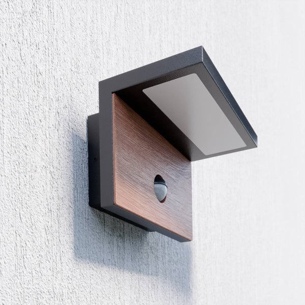 Moderne Außenwandleuchte mit Bewegungsmelder, Paneel in Holzoptik und anthrazitfarbenem Metallrahmen.