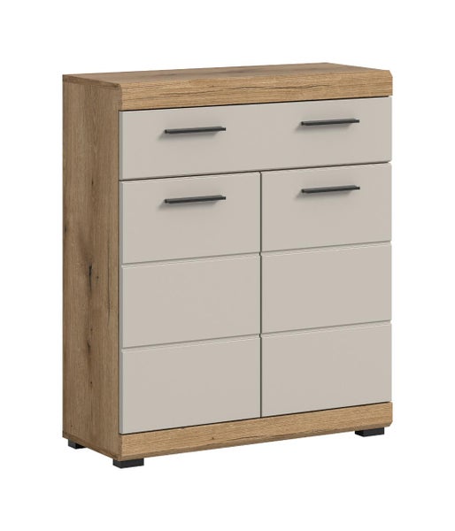 Moderne Kommode mit zwei Schubladen und zwei Türen, hellbeige Fronten, Oberplatte und Sockel in Holzoptik, schmale schwarze Griffe.