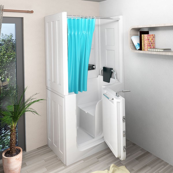 Weiße Sitzbadewanne mit Tür, integriertem Sitz, Haltegriff und Duschvorhang in einem hellen Badezimmer.