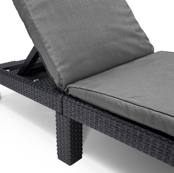 Allibert Daytona Rattanoptik Sonnenliege 2er Pack mit Ice Cube – UV- & Wetterbeständige Poolliege, Gartenliege - Inklusive Premium-Polsterauflage