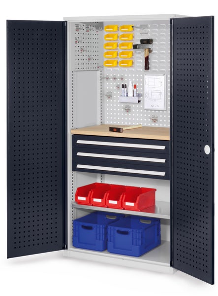 Werkstattschrank mit Werkzeugen und Aufbewahrungsboxen