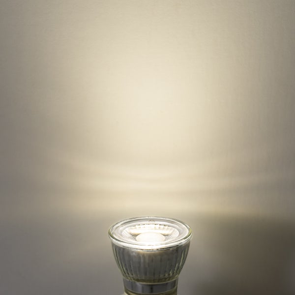 Eingeschaltetes LED-Leuchtmittel mit warmweißem Lichtkegel.