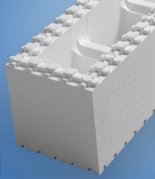 Schalungsstein aus weißem Polystyrol für den Poolbau und Hausbau mit Verzahnung zum einfachen Stapeln.
