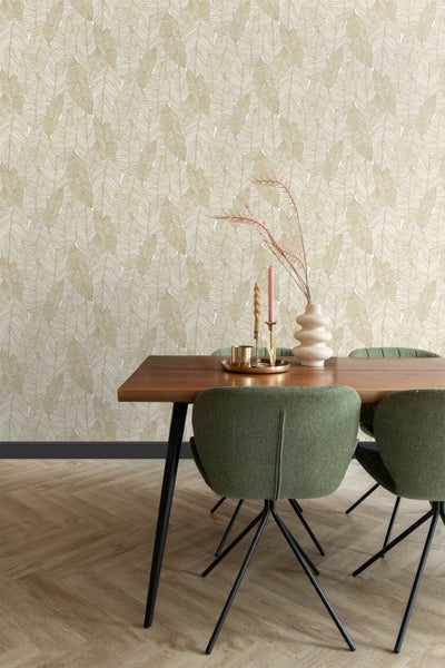 Esszimmer mit Esstisch, grünen Stühlen und Tapete mit Blattmuster