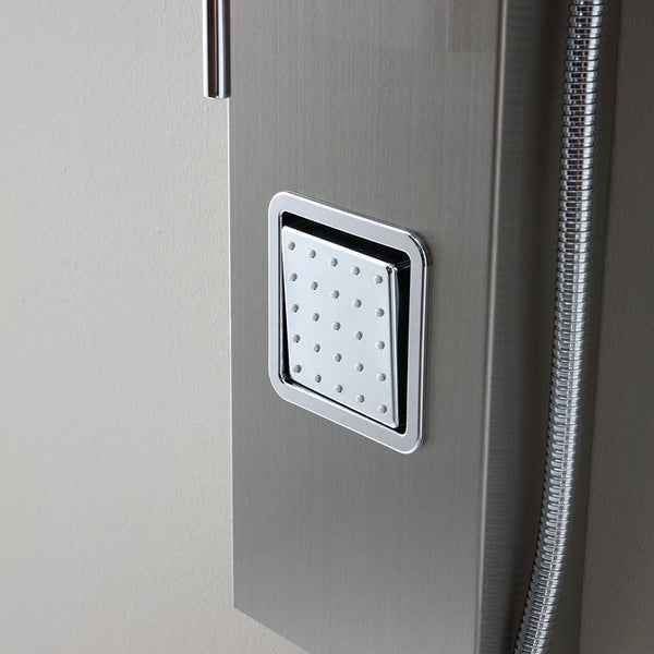 Detailaufnahme einer Duschpaneel-Brause mit quadratischer Kopfbrause.