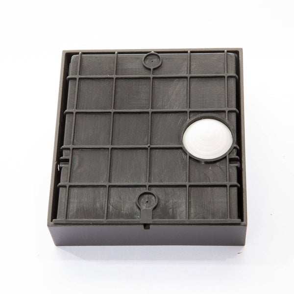 Rückseite einer rechteckigen Wandleuchte aus Kunststoff mit Montageraster und weißer Kabeldurchführung.