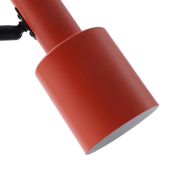 Detailansicht einer orangefarbenen Schreibtischlampe