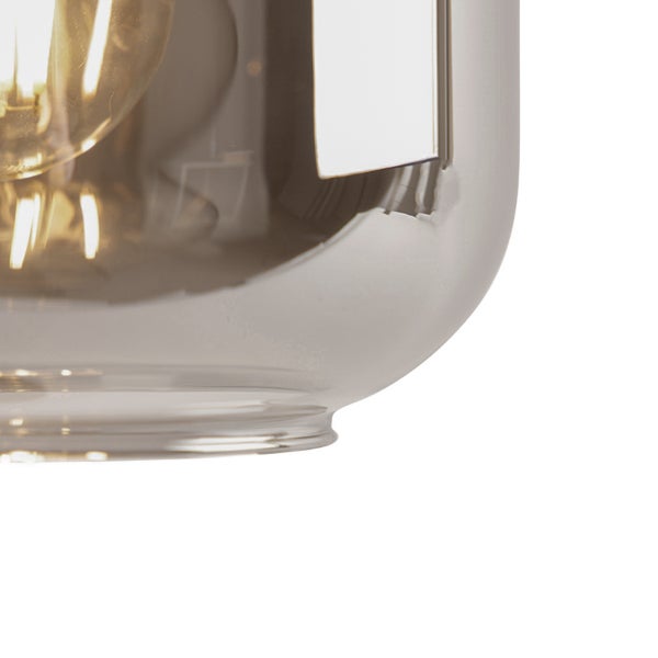 Nahaufnahme eines abgerundeten Lampenschirms aus Glas mit sichtbarem Leuchtmittel im Inneren.