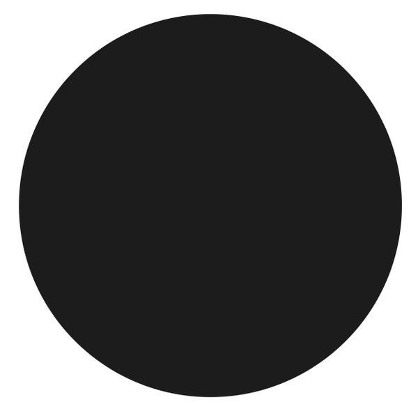 Quadratischer Bistrotisch mit Tischplatte in Steinoptik und schwarzem Metallfuß.