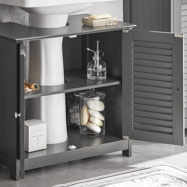 Waschtischunterschrank mit offenstehenden Türen und Badezimmerutensilien