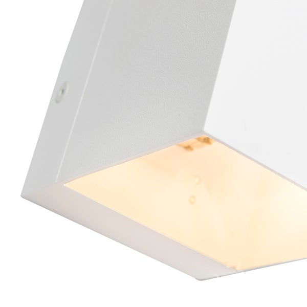 Weiße Wandleuchte im Detailansicht