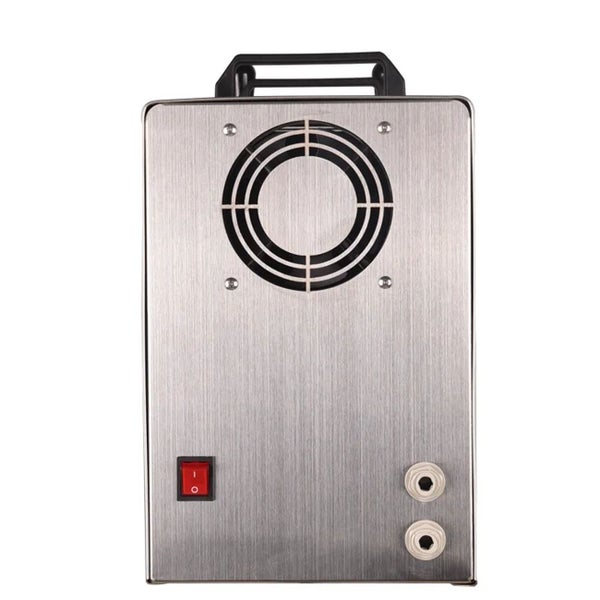 Silberfarbenes Kühlgerät mit Lüfter und Tragegriff