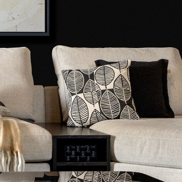 Dekoratives Wohnzimmer mit Sofa und Kissen