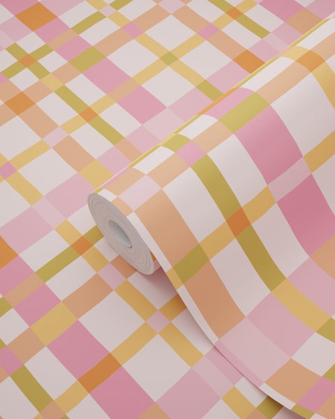 Tapetenrolle mit Karomuster in Rosa, Orange und Gelb.