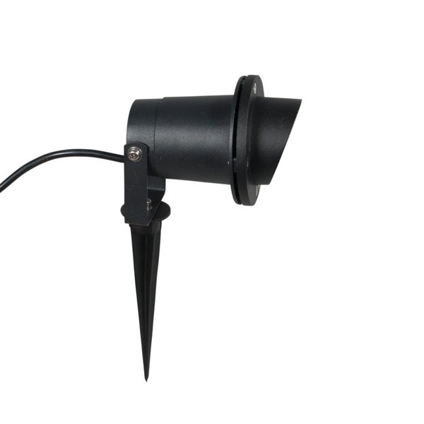 Schwarzer Gartenstrahler mit Erdspieß und Kabel, schwenkbarer Leuchtenkopf aus Metall.