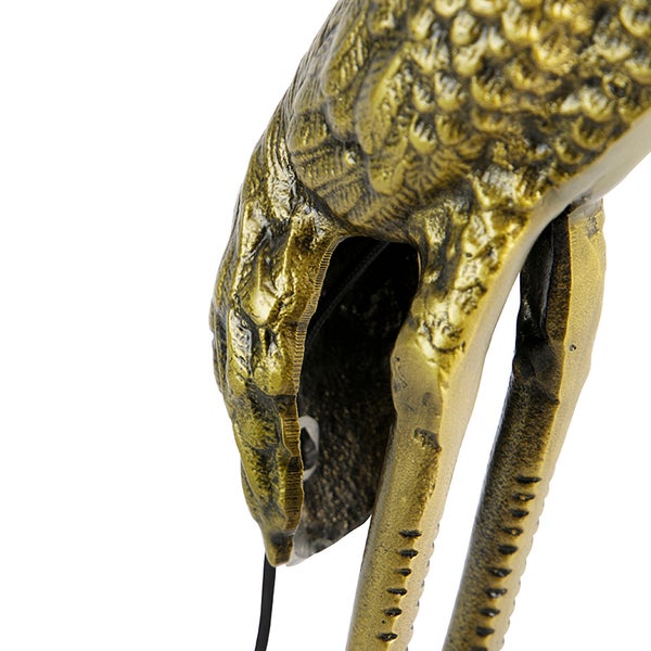 Detailaufnahme einer dekorativen Reiherfigur für den Außenbereich