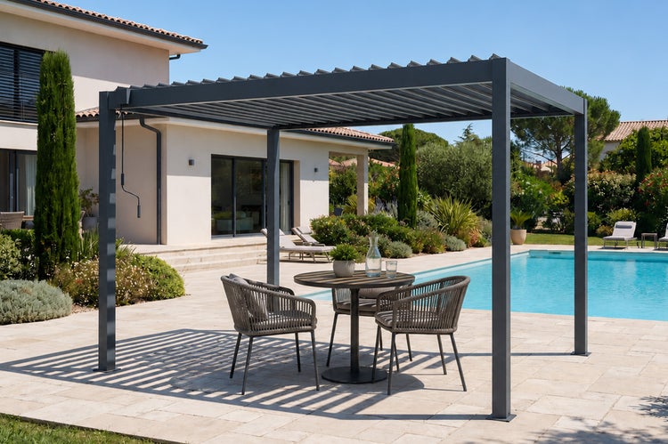 Moderne Aluminium-Pergola mit Lamellendach auf einer hellen Terrasse am Pool, inklusive Tisch und Stühlen.
