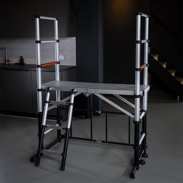 Teleskop-Arbeitsplattform aus Aluminium in einem modernen, organisierten Innenraum mit Küche und Treppe.
