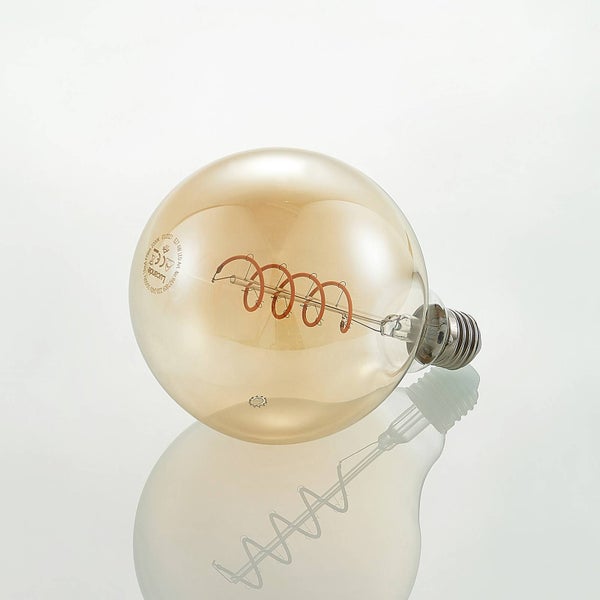 LED-Filament-Leuchtmittel E27 in Globe-Form mit bernsteinfarbenem Glas und spiralförmigem Glühfaden.