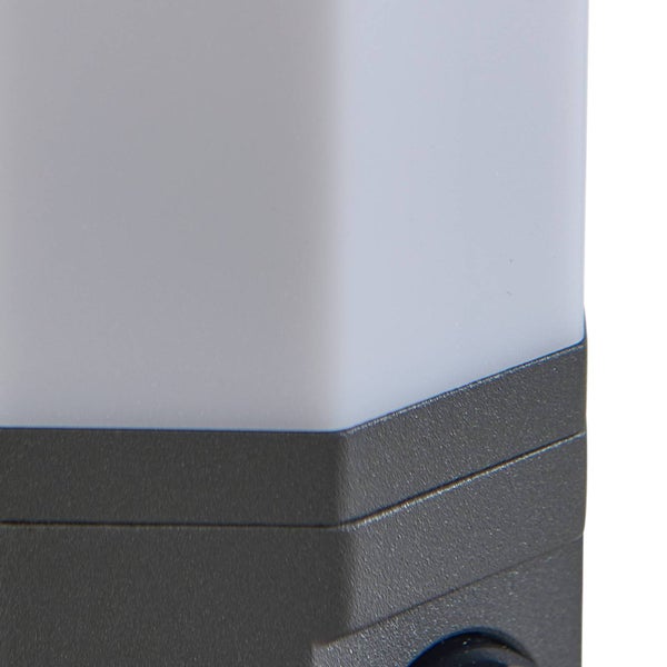 Nahaufnahme einer modernen Außenleuchte mit weißem Kunststoffschirm und anthrazitfarbenem Gehäuse.