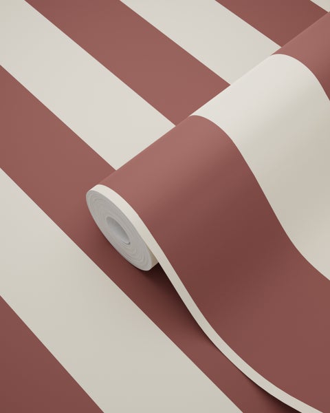 Vliestapete mit breiten Streifen in Rostrot und Creme.