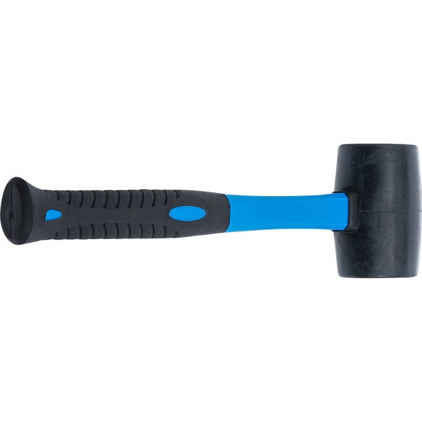 Mann schleift Holz mit einem Dreieckschleifer