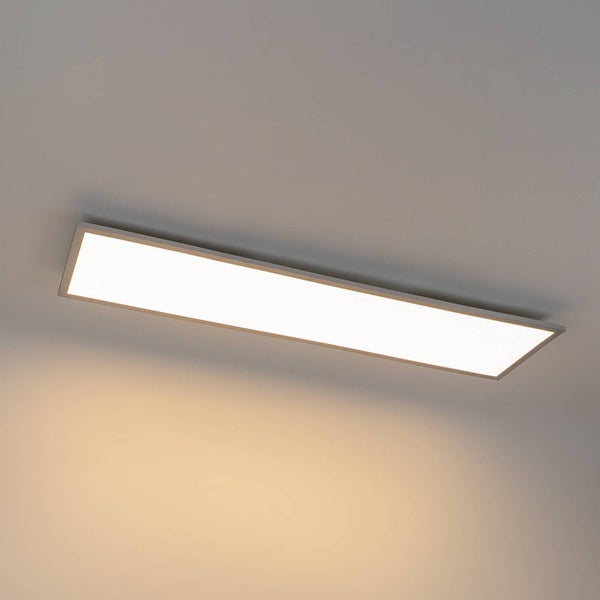 Rechteckiges LED-Panel an der Decke montiert, flache Deckenleuchte mit Rahmen aus Metall, warmweißes Licht.