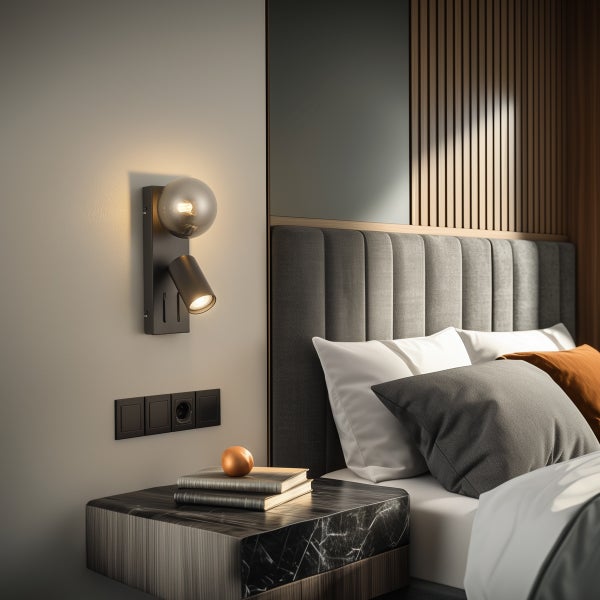 Schlafzimmer mit Bett, Nachttisch und Wandleuchte