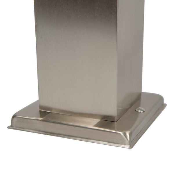 Sockel eines quadratischen Standrohrs aus gebürstetem Edelstahl.