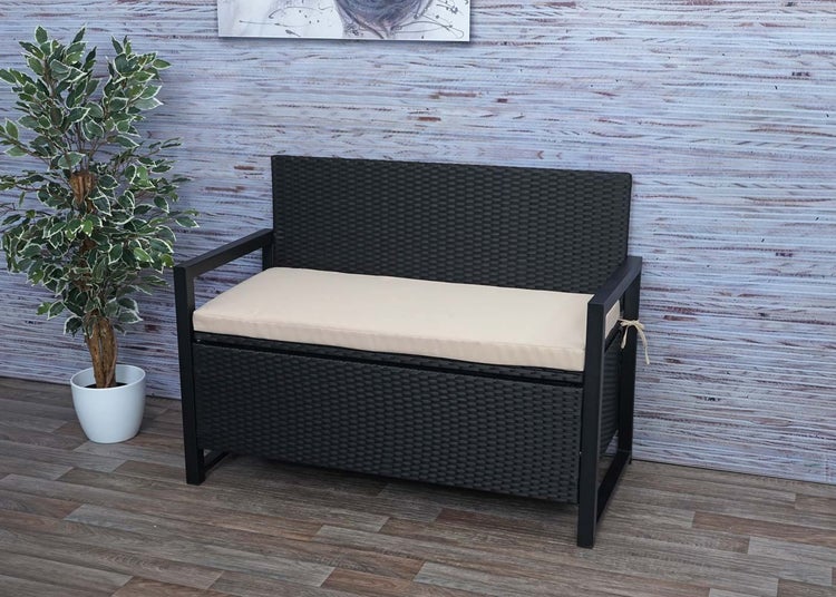 Gartenbank aus Polyrattan mit integrierter Stauraumbox und Sitzkissen in moderner Optik.
