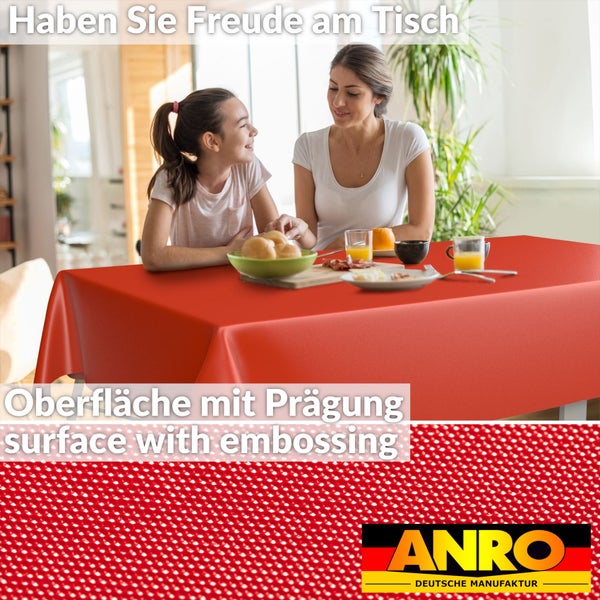 Rote abwischbare Tischdecke mit geprägter Oberfläche auf einem gedeckten Tisch in einer hellen Küche sowie das ANRO Logo.