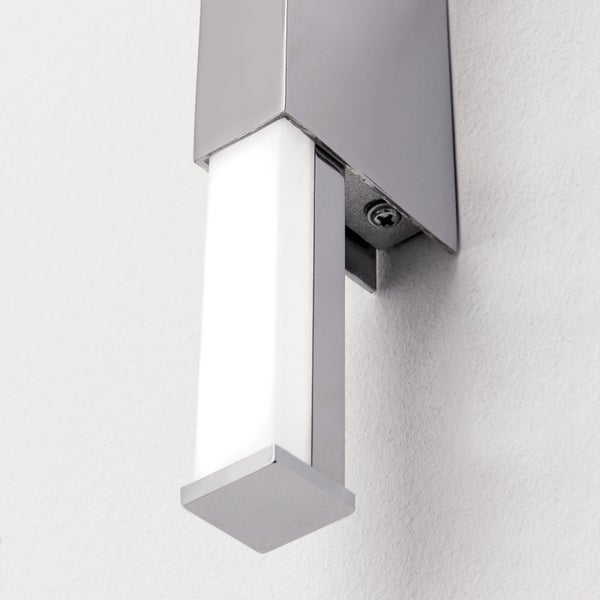 Moderne LED Wandleuchte mit eckigem Metallgehäuse und satiniertem Diffusor zur Wandmontage