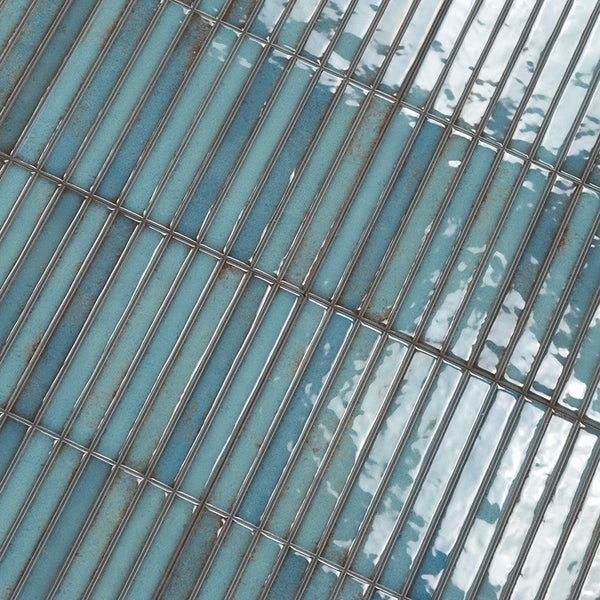 Wandfliesen mit glänzender Oberfläche in schmaler Staboptik für eine moderne Wandgestaltung.