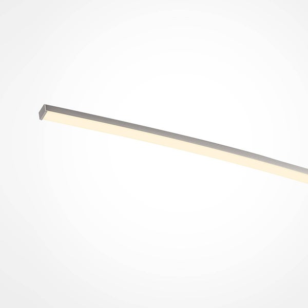 Lineare LED-Leiste aus Metall mit mattem Diffusor und warmweißem Licht.