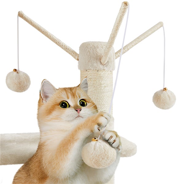 Katze spielt mit einem Katzenbaum mit Spielzeugbällen