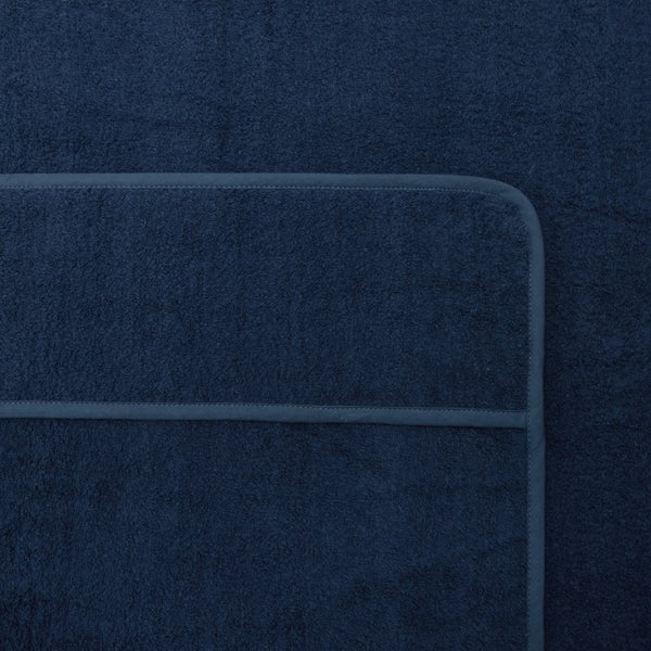 Nahaufnahme eines dunkelblauen Handtuchs mit Bordüre