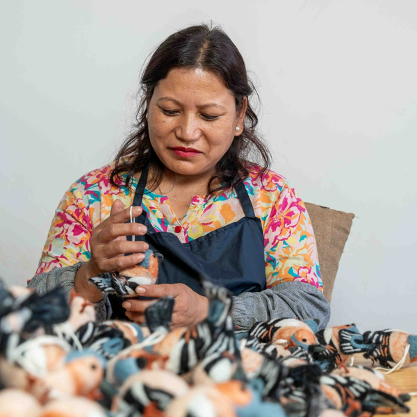 Frau fertigt handgefertigte Vogeldekoration