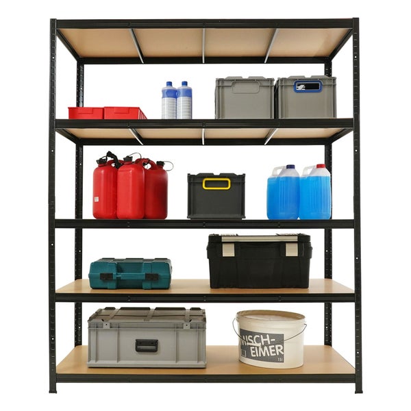 Schwarzes Schwerlastregal aus Metall mit fünf Holzböden, bestückt mit Werkzeugkoffern, Kisten, Kanistern und einem Mischeimer.