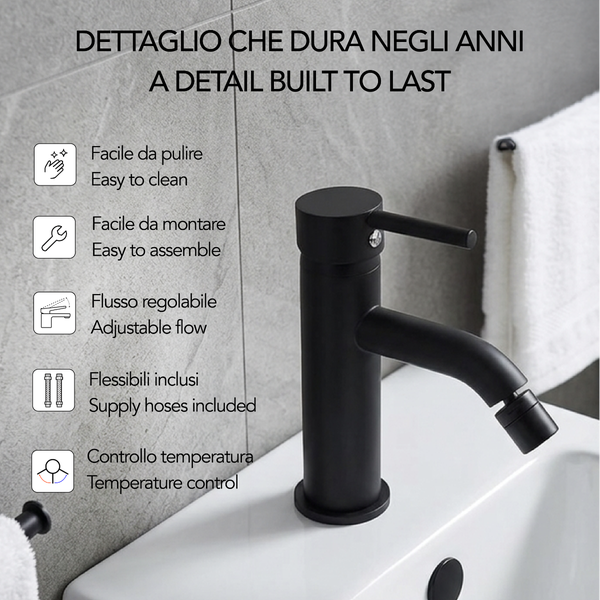 Schwarze Bidet-Armatur mit verstellbarer Düse auf weißem Waschbecken. Leicht zu reinigen, einfache Montage, regelbarer Durchfluss, inklusive Schläuche.