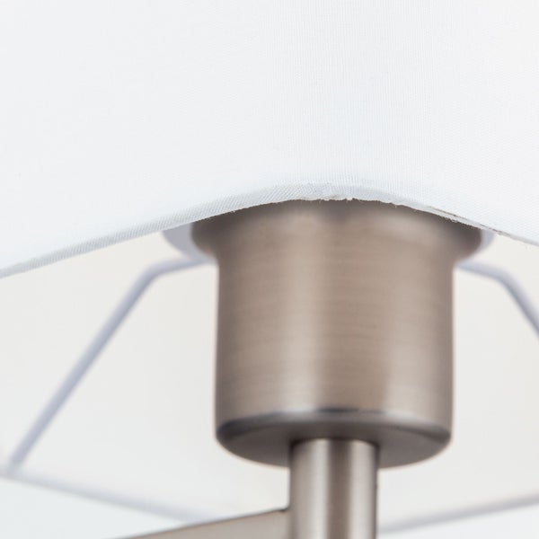 Detailaufnahme einer Tischleuchte mit Lampenschirm und Metallsockel