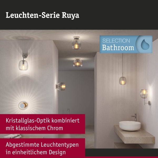 Badezimmer-Leuchtenserie Ruya mit Wand-, Decken- und Pendelleuchten in Kristallglas-Optik und Chrom in einem hellen Badezimmer.