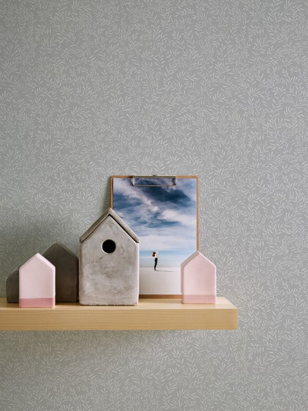 Wohnzimmer-Szene mit Sofa, Stehlampe, Hängelampe und Beistelltisch auf einem geometrischen Teppich