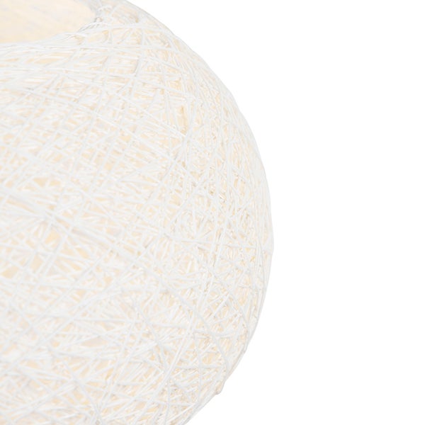 Detailansicht eines kugelförmigen Lampenschirms aus geflochtenem Garn.