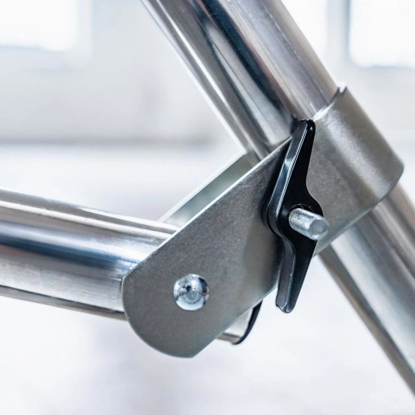 Detailaufnahme einer Leiter mit Verbindungselementen und Feststellschraube